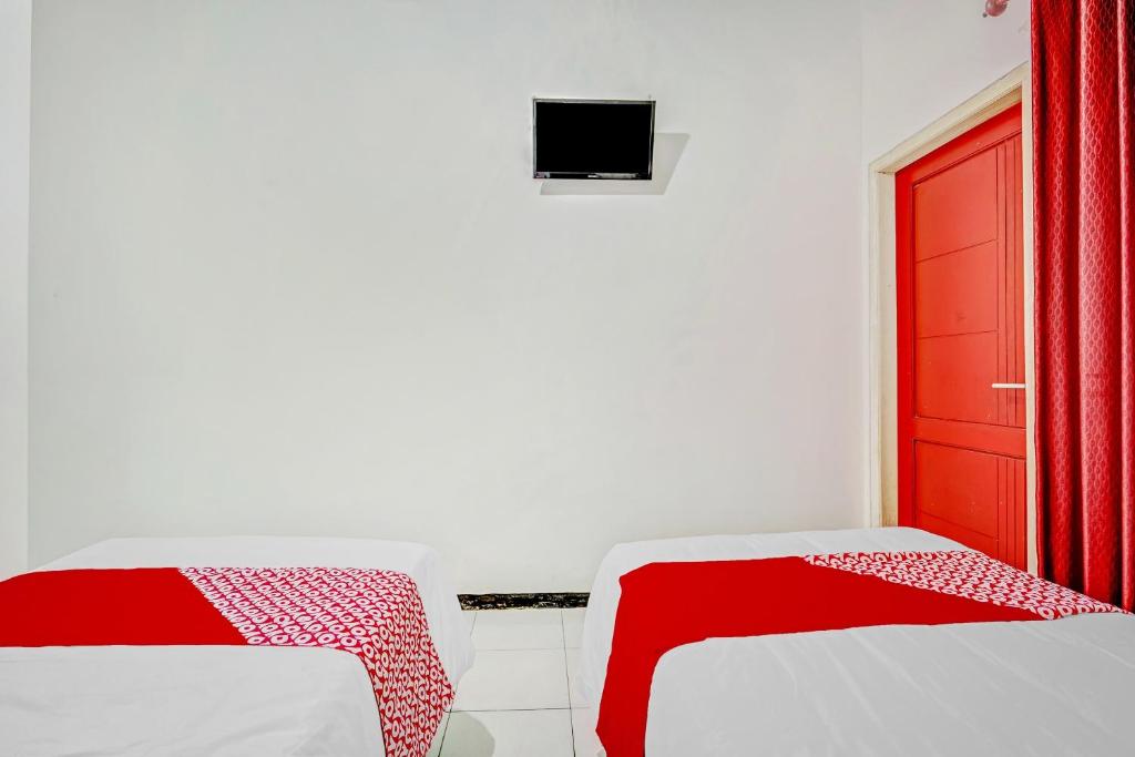 Postel nebo postele na pokoji v ubytování Hotel Kalimantan Surabaya Syariah