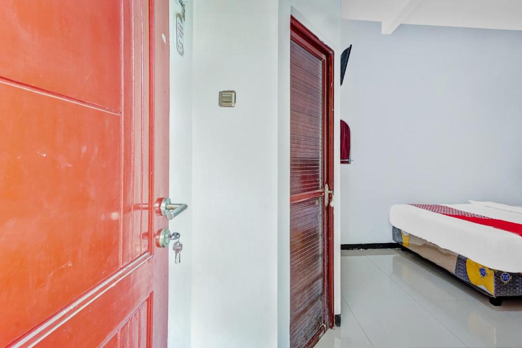Postel nebo postele na pokoji v ubytování Hotel Kalimantan Surabaya Syariah