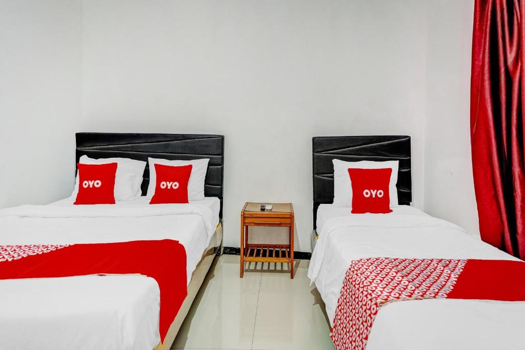 Postel nebo postele na pokoji v ubytování Hotel Kalimantan Surabaya Syariah