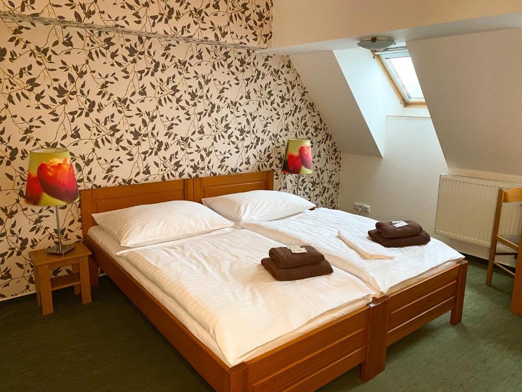 Postel nebo postele na pokoji v ubytování Hotel Koruna