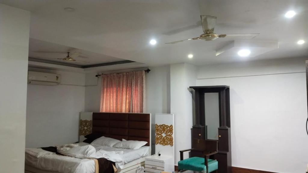 Ένα ή περισσότερα κρεβάτια σε δωμάτιο στο The Royal Suites