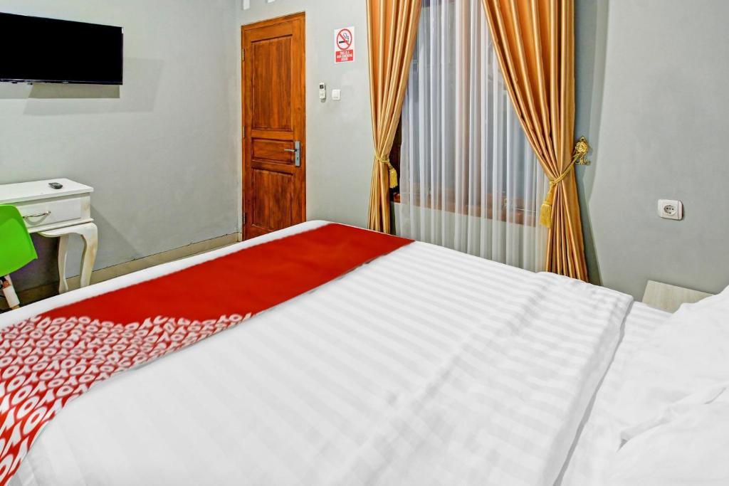Postel nebo postele na pokoji v ubytování Super OYO 90767 Gm Guest House