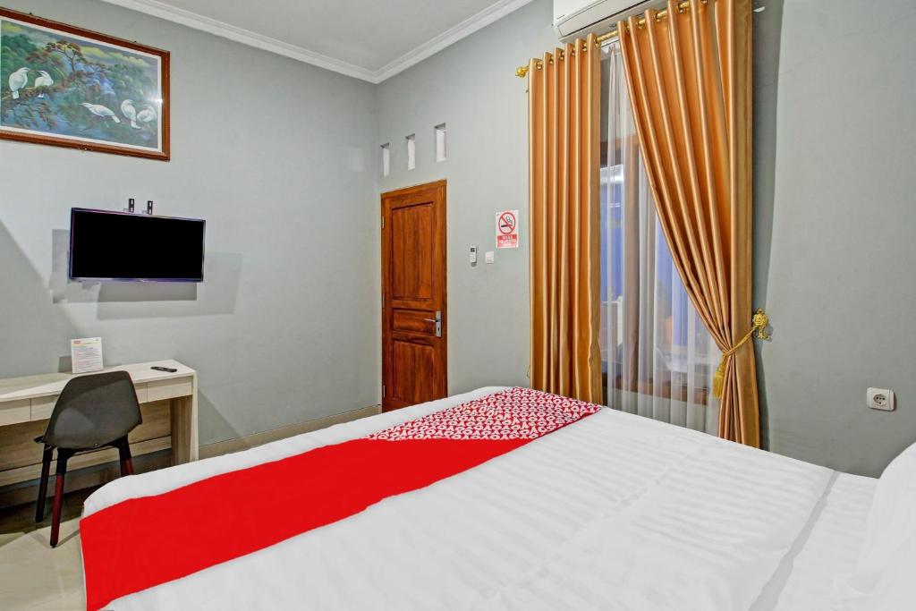 Postel nebo postele na pokoji v ubytování Super OYO 90767 Gm Guest House