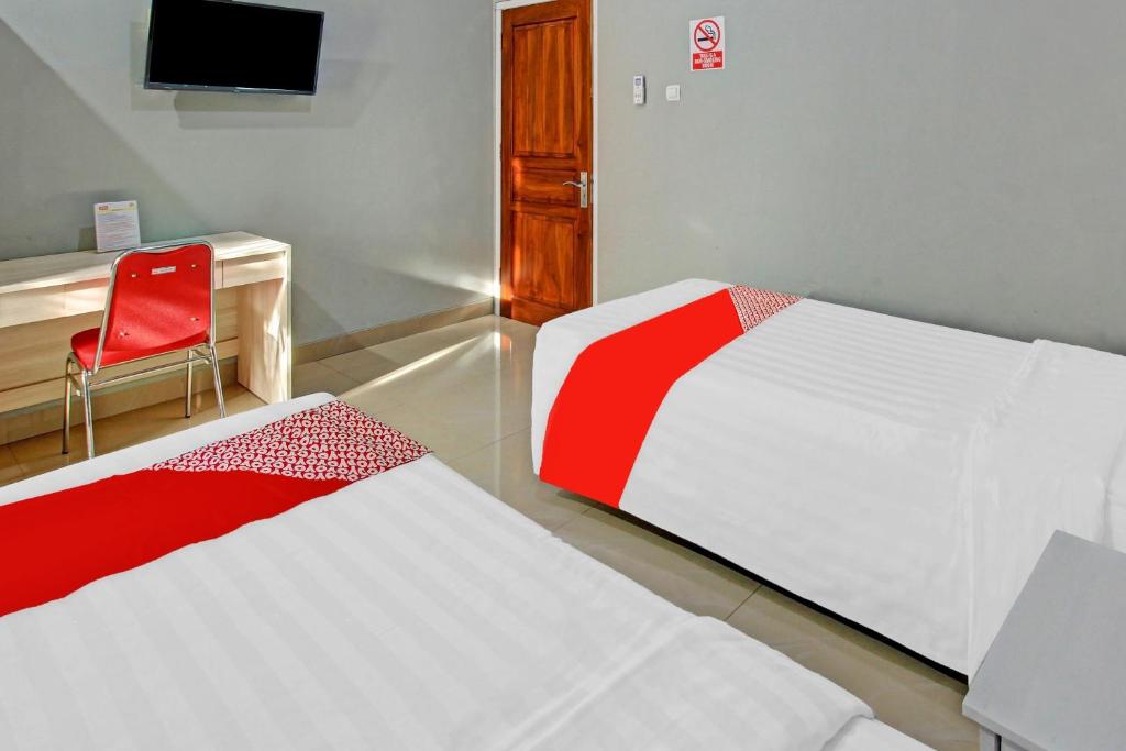 Postel nebo postele na pokoji v ubytování Super OYO 90767 Gm Guest House