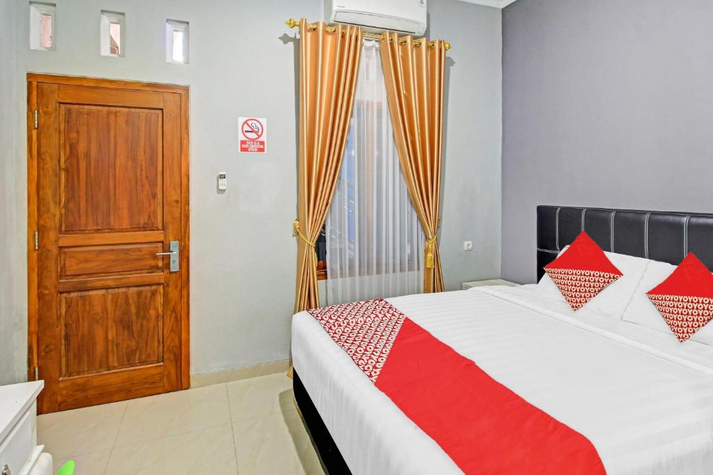 Postel nebo postele na pokoji v ubytování Super OYO 90767 Gm Guest House