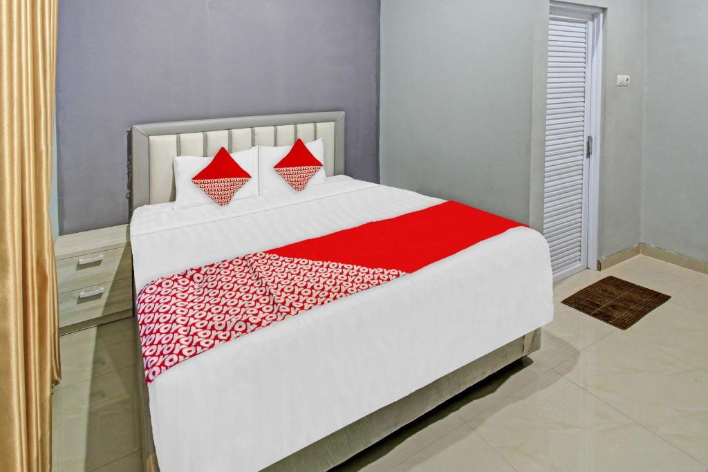 Postel nebo postele na pokoji v ubytování Super OYO 90767 Gm Guest House