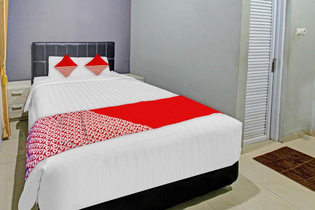 Postel nebo postele na pokoji v ubytování Super OYO 90767 Gm Guest House