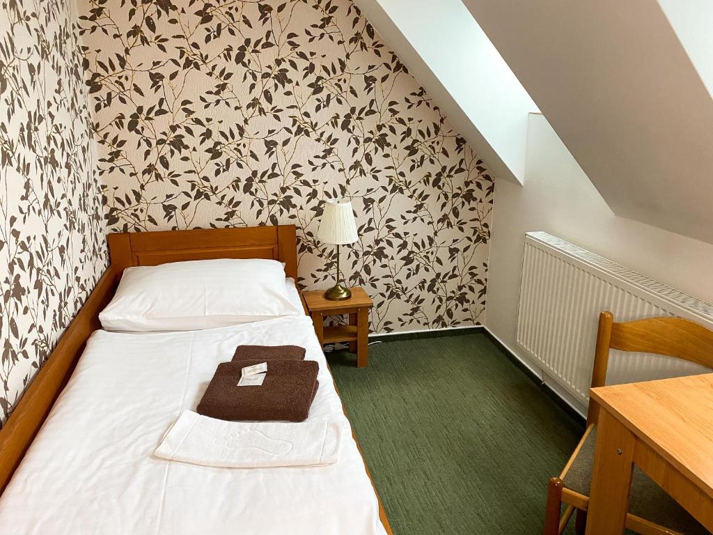 Postel nebo postele na pokoji v ubytování Hotel Koruna