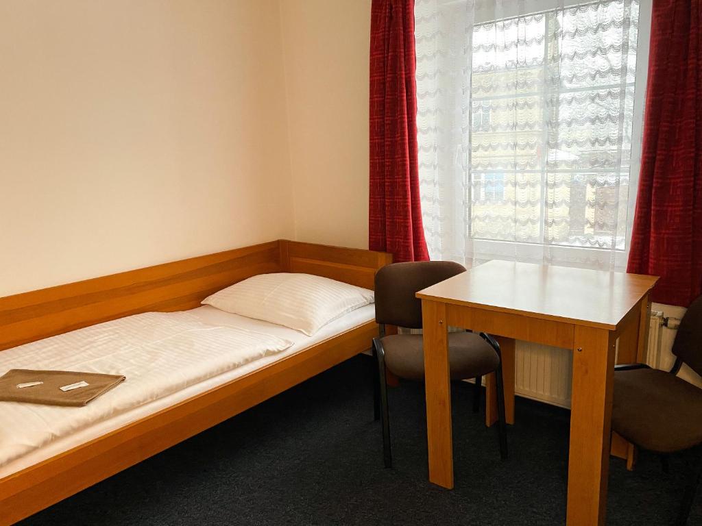 Postel nebo postele na pokoji v ubytování Hotel Koruna