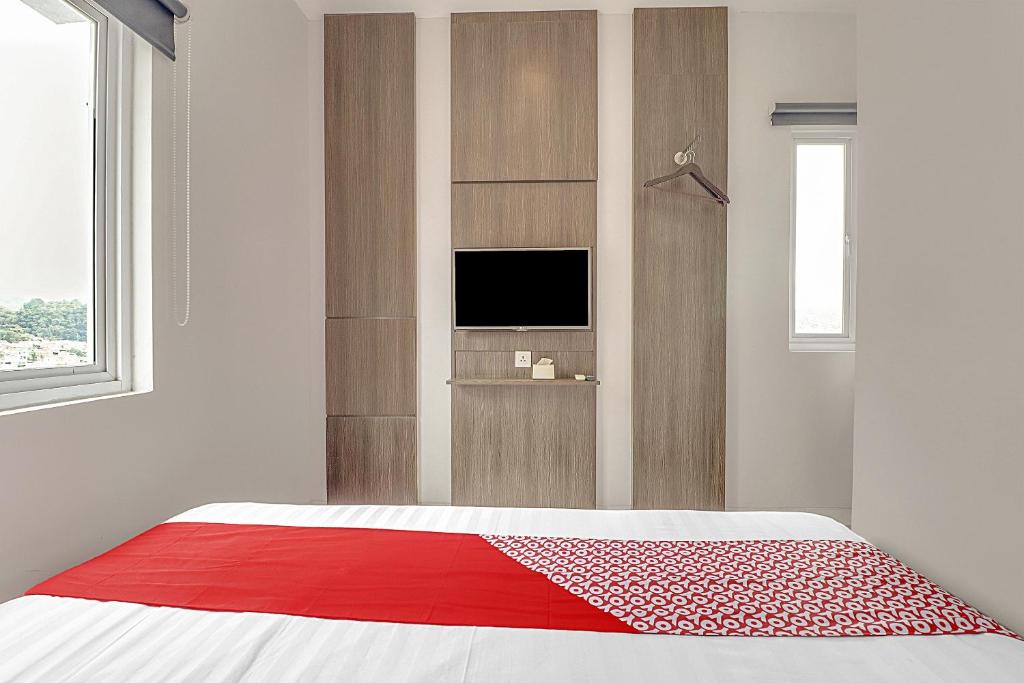 Letto o letti in una camera di Collection O Cihampelas Near Ciwalk Formerly Regia Cihampelas