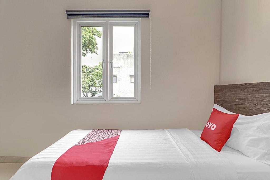 Letto o letti in una camera di Collection O Cihampelas Near Ciwalk Formerly Regia Cihampelas