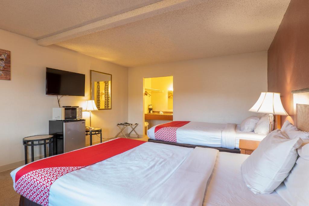 Postel nebo postele na pokoji v ubytování OYO Hotel Chehalis I-5 South