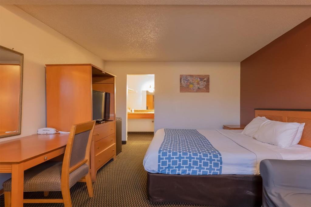 Postel nebo postele na pokoji v ubytování OYO Hotel Chehalis I-5 South