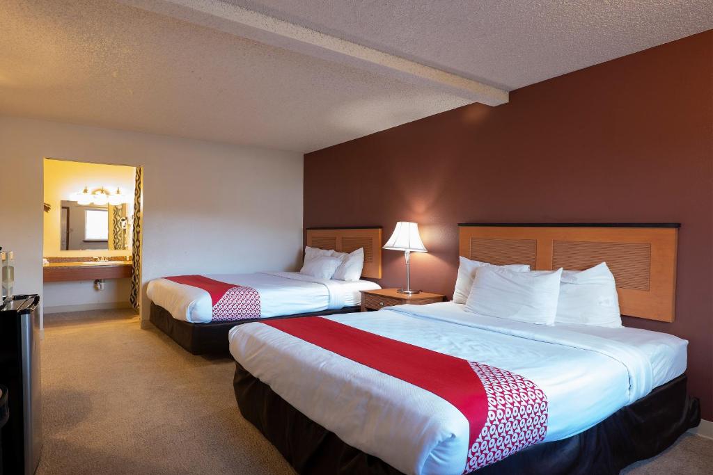 Postel nebo postele na pokoji v ubytování OYO Hotel Chehalis I-5 South