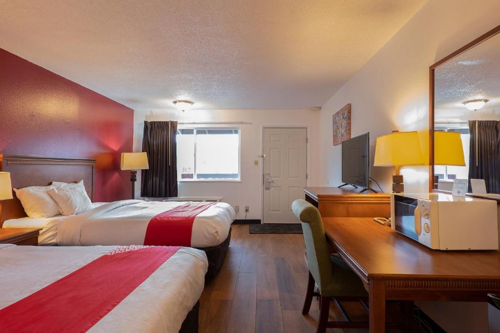 Postel nebo postele na pokoji v ubytování OYO Hotel Chehalis I-5 South