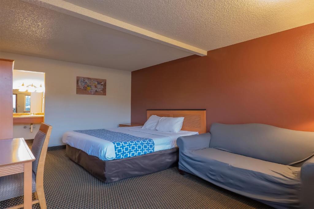 Postel nebo postele na pokoji v ubytování OYO Hotel Chehalis I-5 South