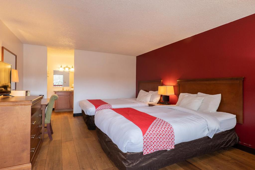 Postel nebo postele na pokoji v ubytování OYO Hotel Chehalis I-5 South