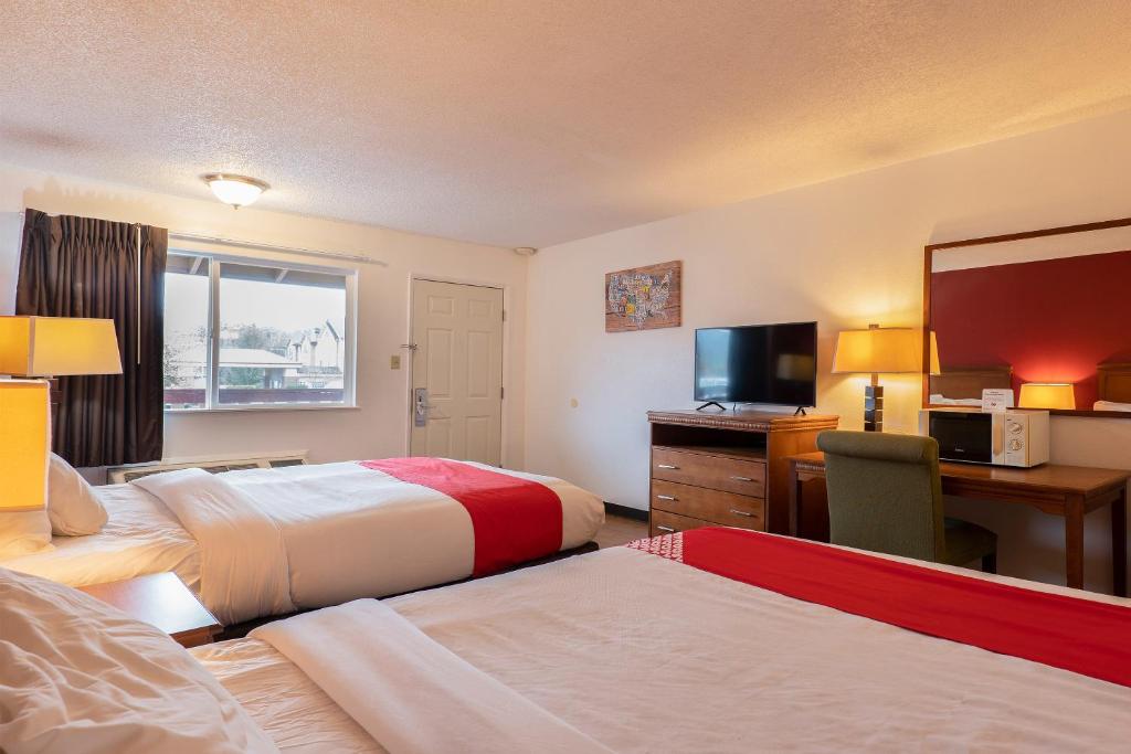 Postel nebo postele na pokoji v ubytování OYO Hotel Chehalis I-5 South