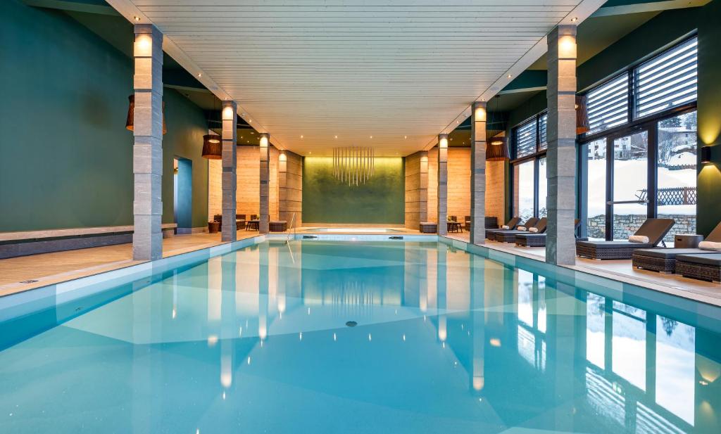 Bazén v ubytování Hotel Sport Klosters nebo v jeho okolí