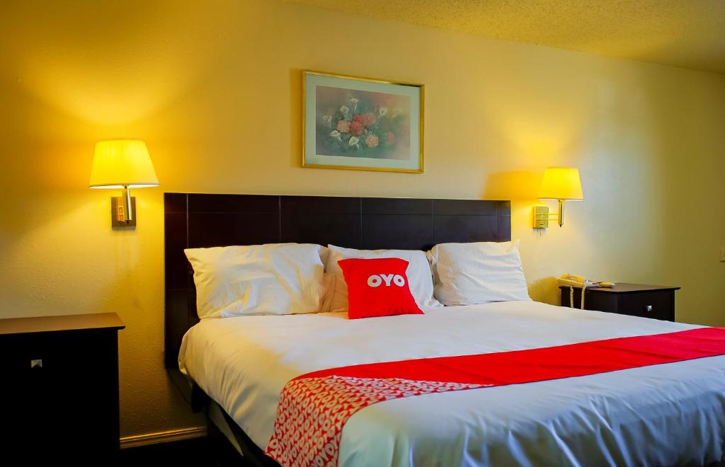 Postel nebo postele na pokoji v ubytování Duncan Inn by OYO, OK - Hwy 81 Near Chisholm Casino