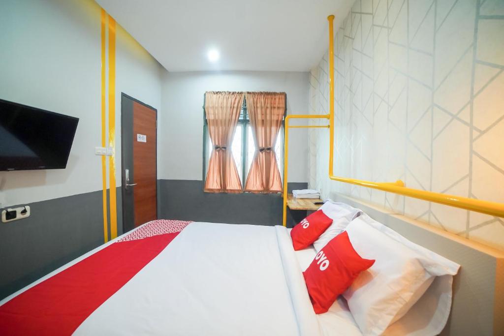 Postel nebo postele na pokoji v ubytování Capital O 90874 Millenium Inn 2