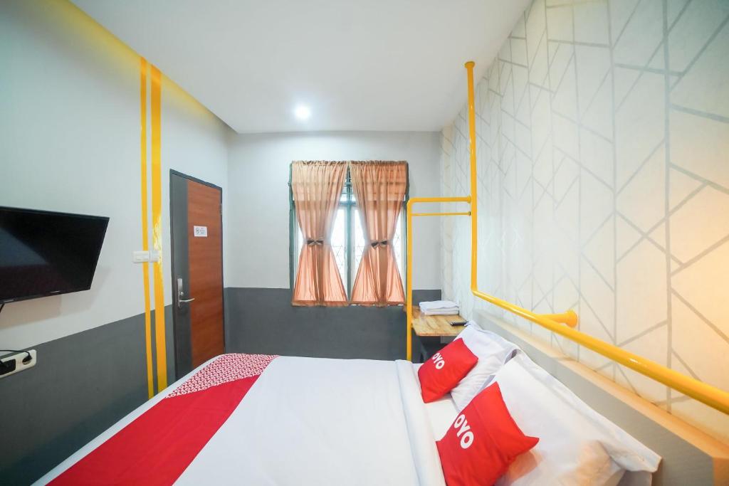 Postel nebo postele na pokoji v ubytování Capital O 90874 Millenium Inn 2