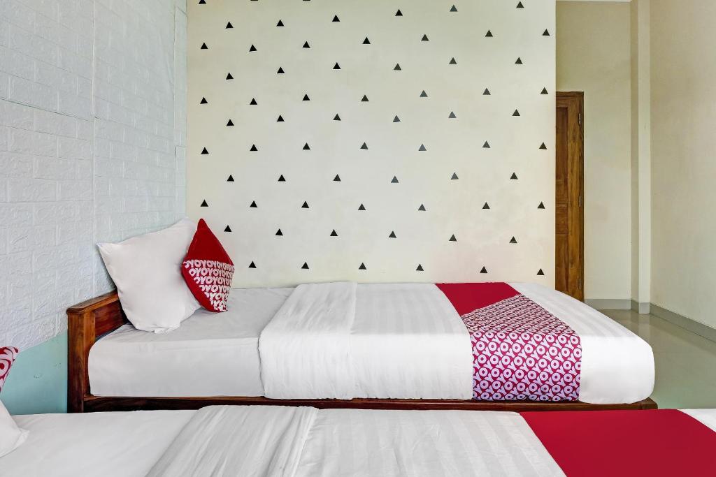 Postel nebo postele na pokoji v ubytování SUPER OYO 90905 Dangau Datuk Guesthouse