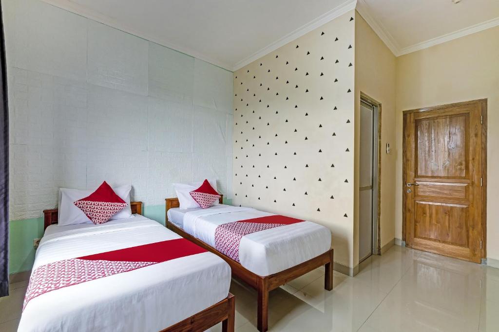 Postel nebo postele na pokoji v ubytování SUPER OYO 90905 Dangau Datuk Guesthouse