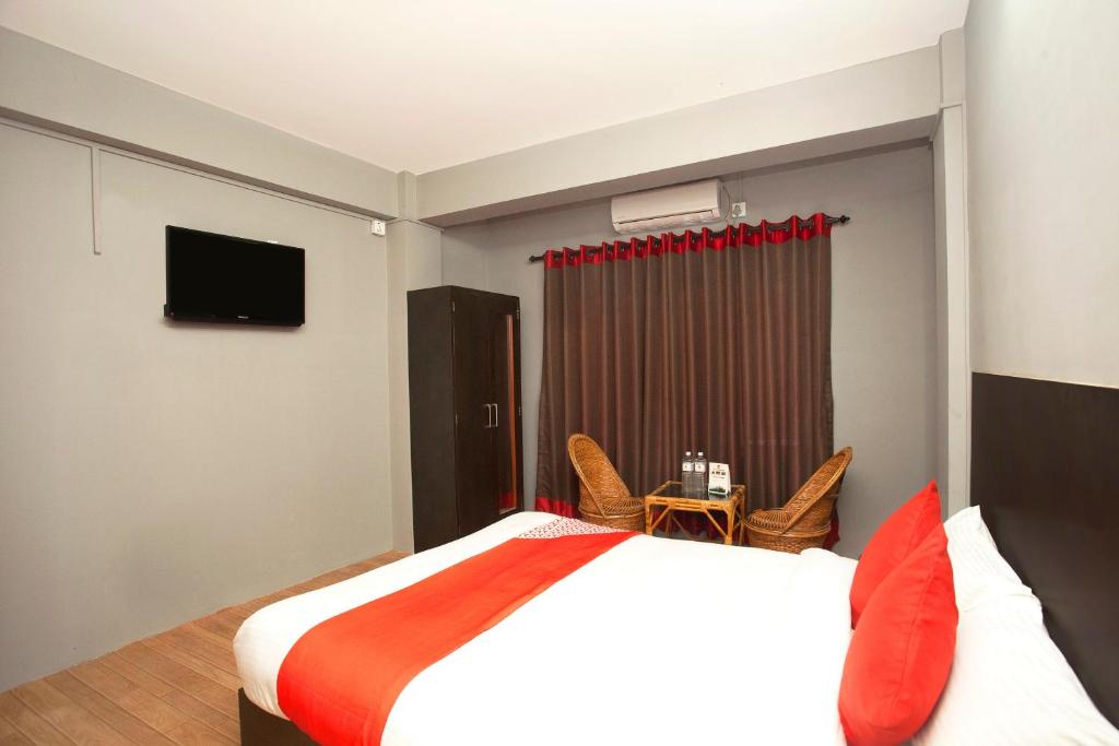 TV a/nebo společenská místnost v ubytování OYO 587 Hotel Tradition Inn