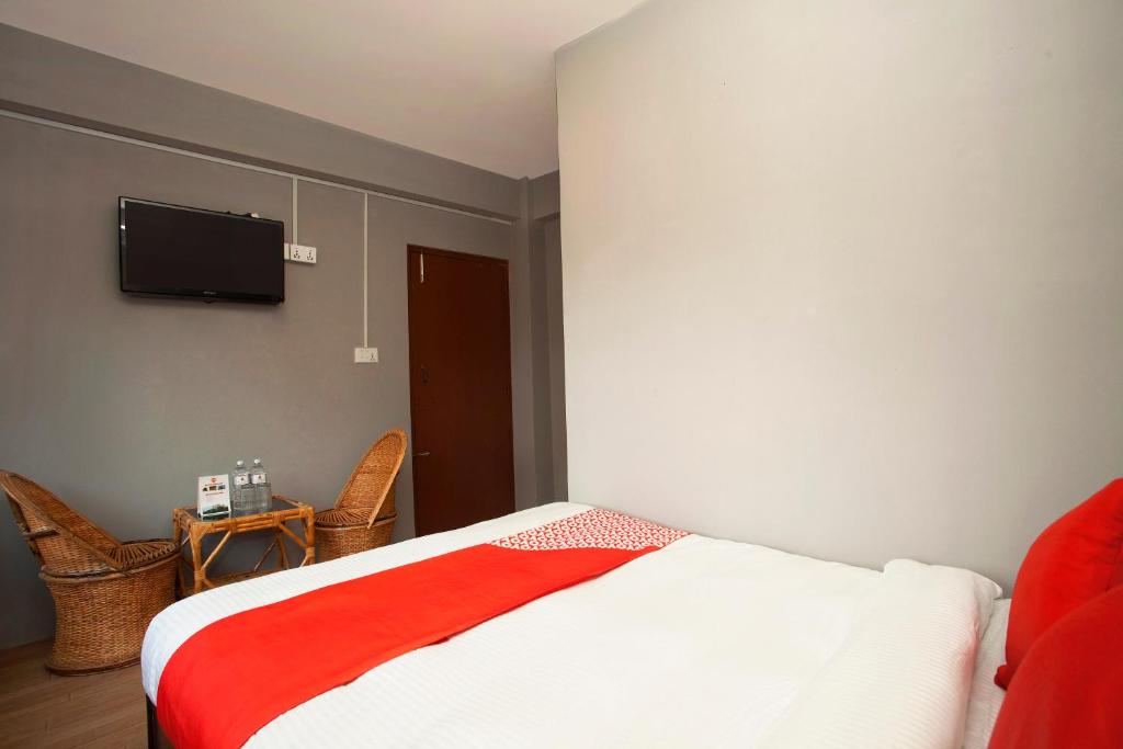 TV a/nebo společenská místnost v ubytování OYO 587 Hotel Tradition Inn