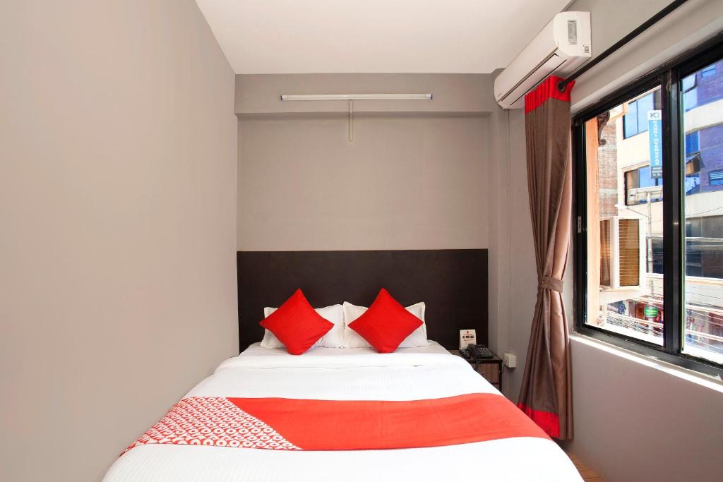 Postel nebo postele na pokoji v ubytování OYO 587 Hotel Tradition Inn