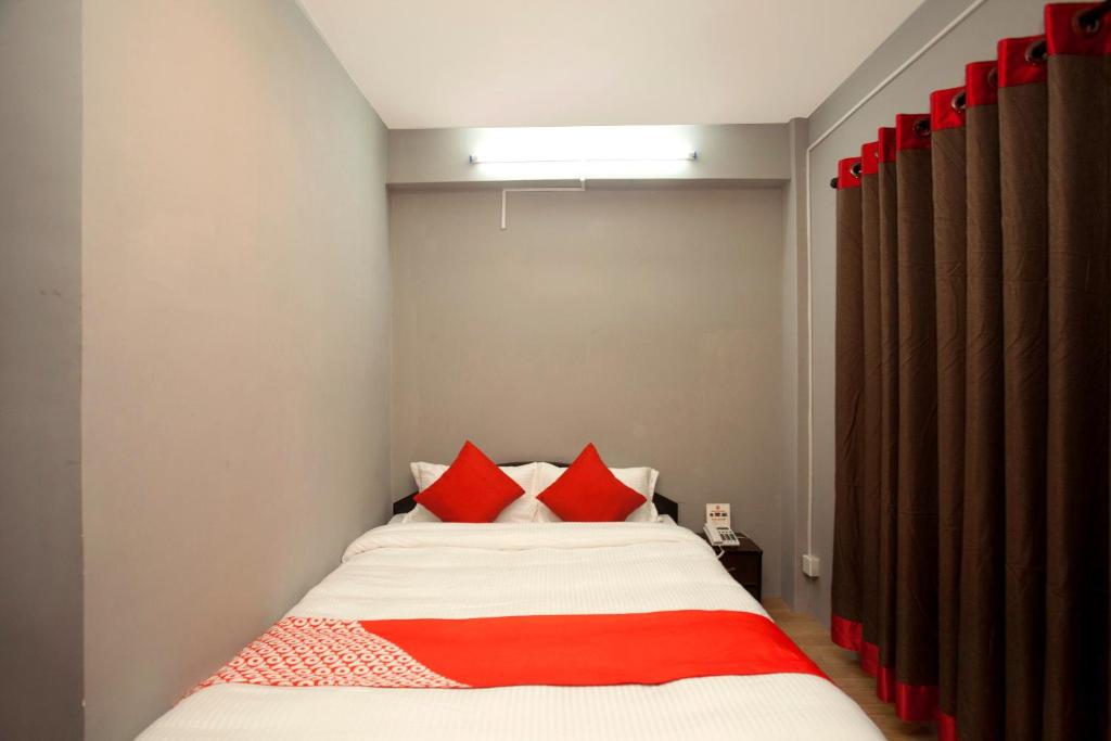 Postel nebo postele na pokoji v ubytování OYO 587 Hotel Tradition Inn