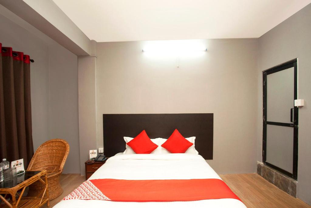 Postel nebo postele na pokoji v ubytování OYO 587 Hotel Tradition Inn