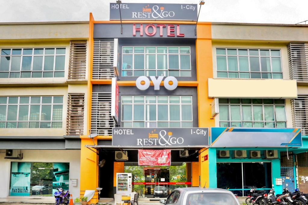 a hotel with a sign on the front of it at Hotel O Kl2f Rest & Go in Shah Alam