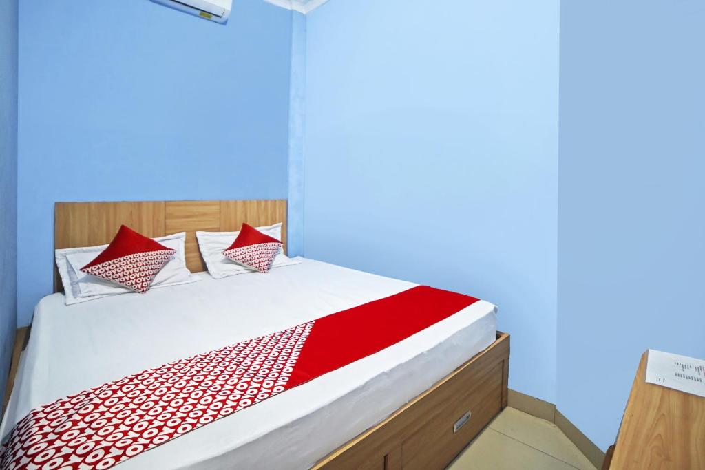 Postel nebo postele na pokoji v ubytování OYO 90922 Gurusinga Guesthouse