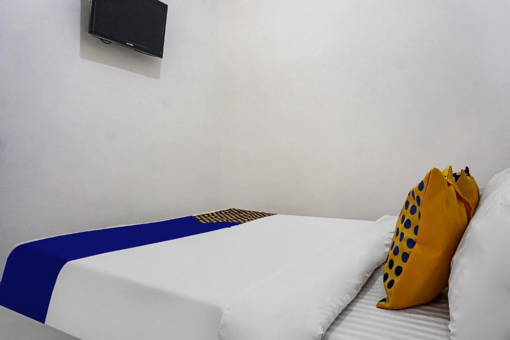 Postel nebo postele na pokoji v ubytování OYO 90928 Wisma Asri Putra Syariah