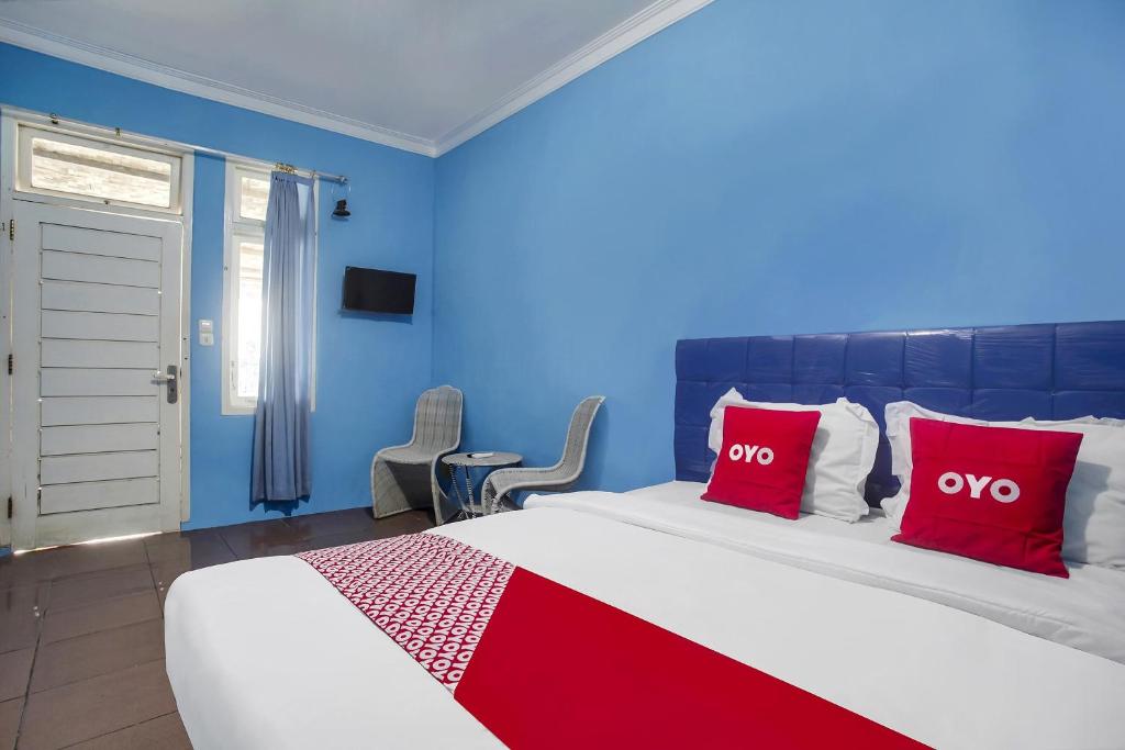 Postel nebo postele na pokoji v ubytování OYO 91005 Cottage Putra Mutun Beach