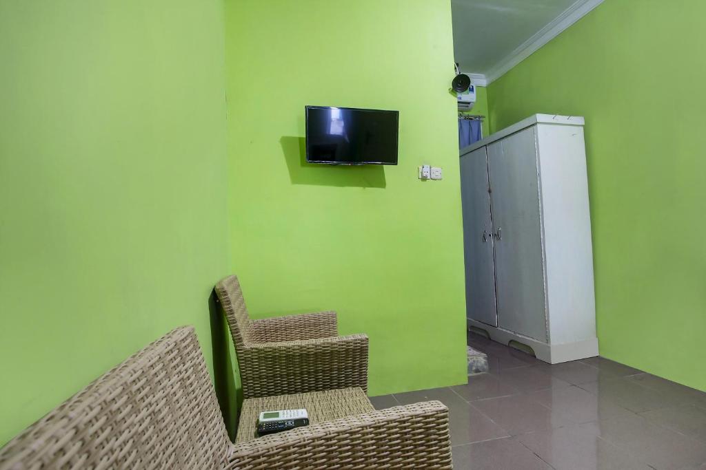 TV a/nebo společenská místnost v ubytování OYO 91005 Cottage Putra Mutun Beach