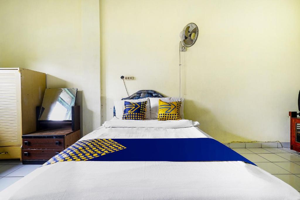 Una cama o camas en una habitación de SPOT ON 91064 Wisma Lec Syariah