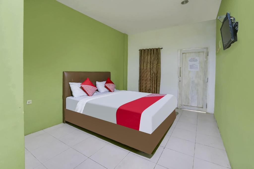 Postel nebo postele na pokoji v ubytování OYO Life 91027 Note Hotel Syariah