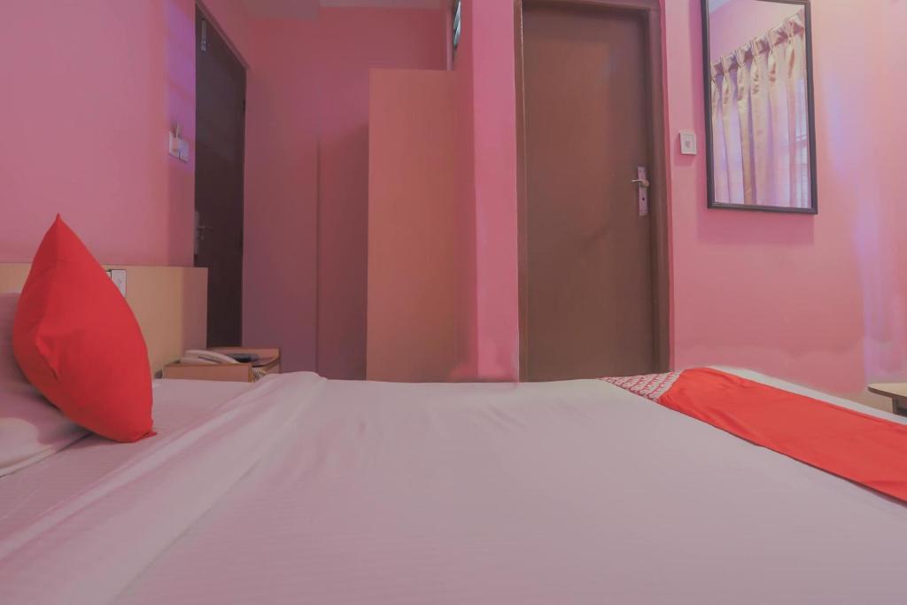 Postel nebo postele na pokoji v ubytování OYO 789 Hotel Shivam Plaza