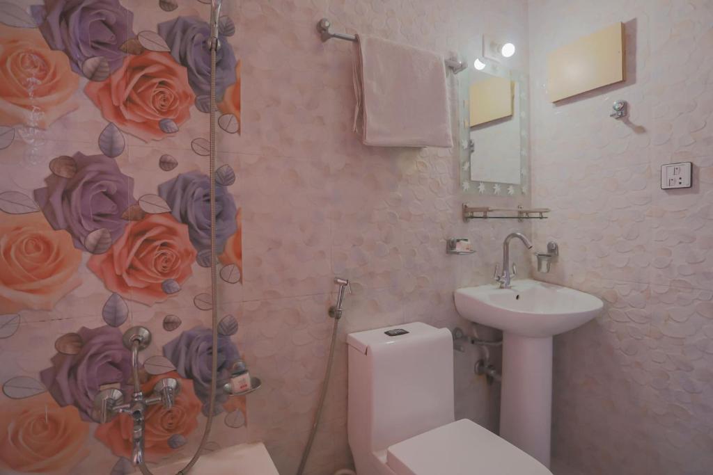 Koupelna v ubytování OYO 789 Hotel Shivam Plaza