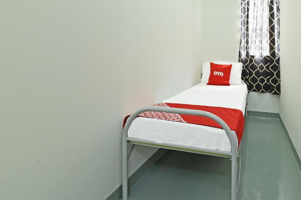 Postel nebo postele na pokoji v ubytování SPOT ON 90500 Sri Rampai Metro Hostel