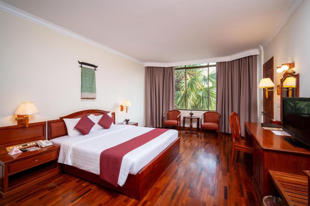 Postel nebo postele na pokoji v ubytování Khemara Angkor Hotel & Spa