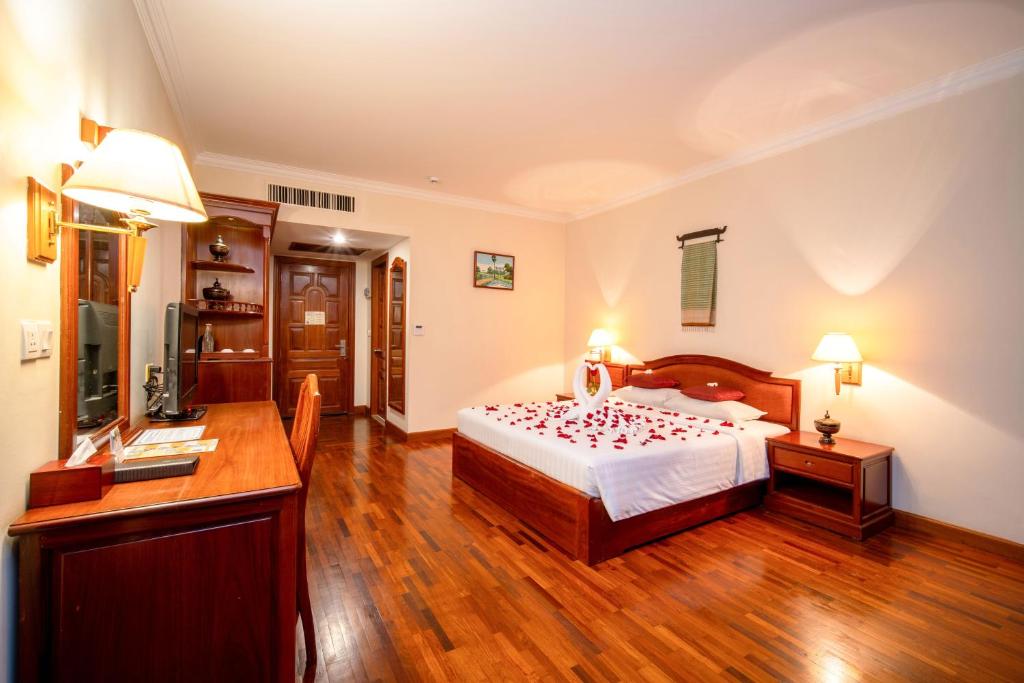 Postel nebo postele na pokoji v ubytování Khemara Angkor Hotel & Spa