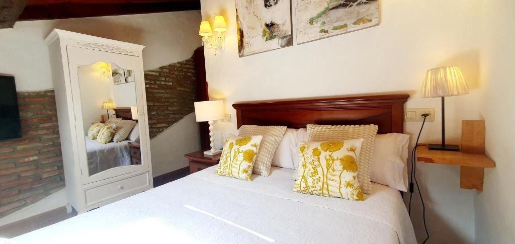A bed or beds in a room at El Juacu