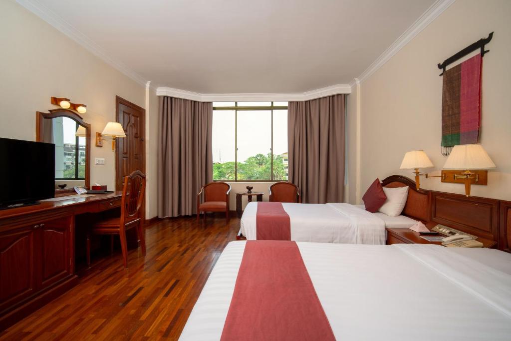 Postel nebo postele na pokoji v ubytování Khemara Angkor Hotel & Spa