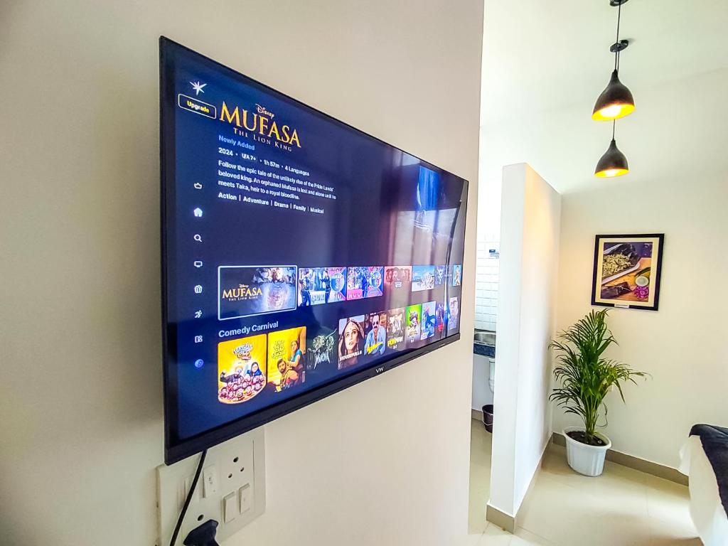 TV a/nebo společenská místnost v ubytování Saya's Abode - Railview Suites