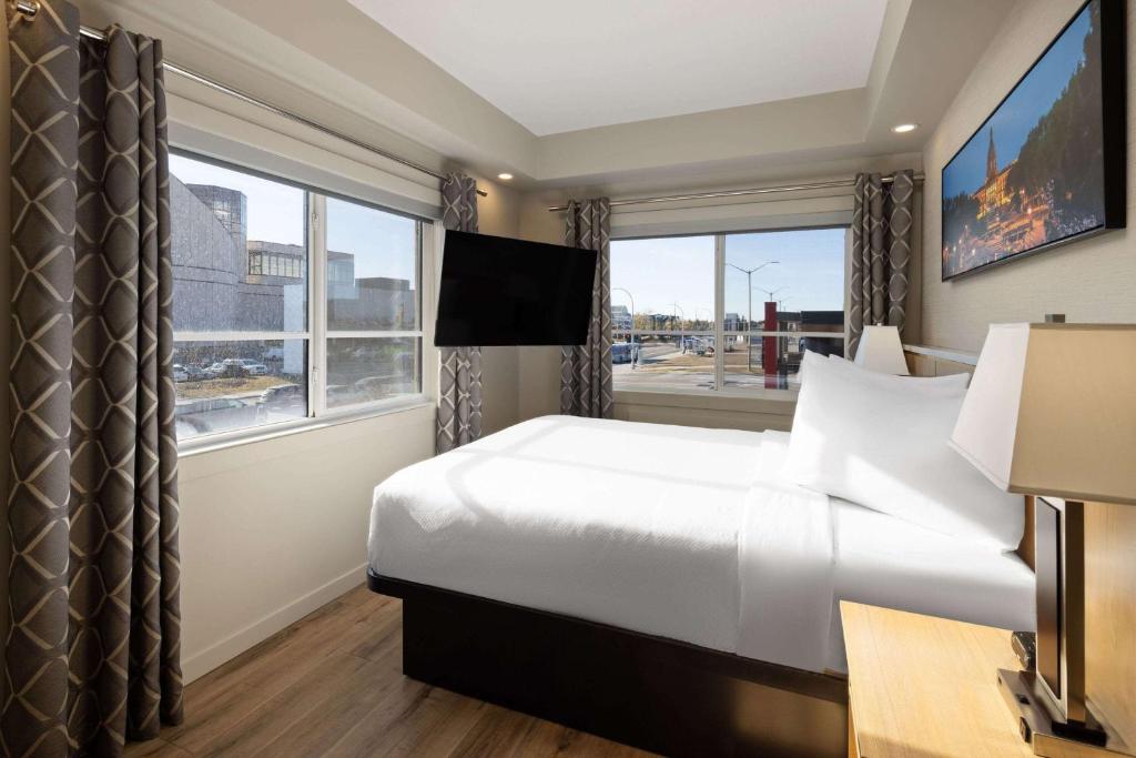 Postel nebo postele na pokoji v ubytování Baymont by Wyndham West Edmonton