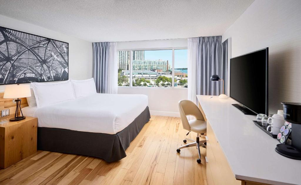 TV a/nebo společenská místnost v ubytování Radisson Blu Toronto Downtown